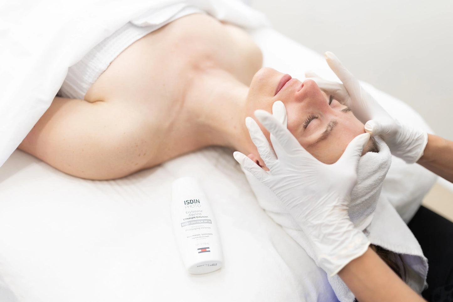 * DELUXE HYDRAFACIAL: includes dermaplane & lymphatic drainage therapy to reduce puffiness & toxins The Skinscience Shop